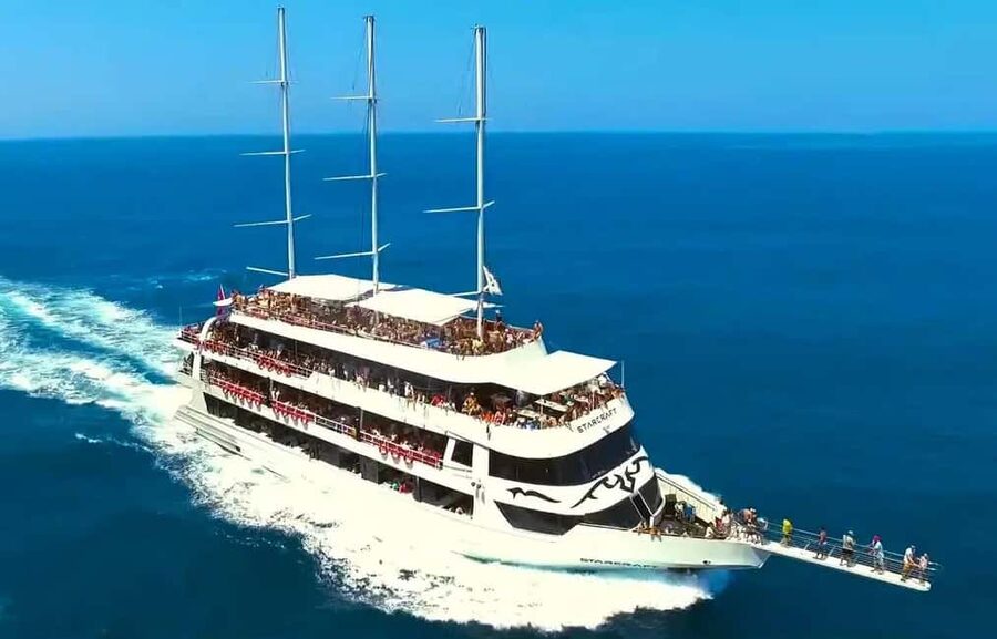 Alanya/Side: Starcraft Boat Trip w/ Unlimited Beer and Wine - Cruising beneath Alanya Castle
