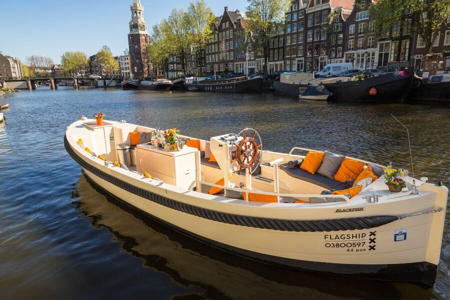 Amsterdam: Canal Belt Private Beer Boat Tour - What the 90-minute beer boat experience is really like