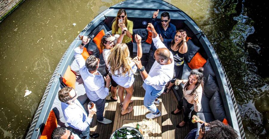 Amsterdam: Canal Belt Private Beer Boat Tour - Cruising Amsterdam’s Canal Belt