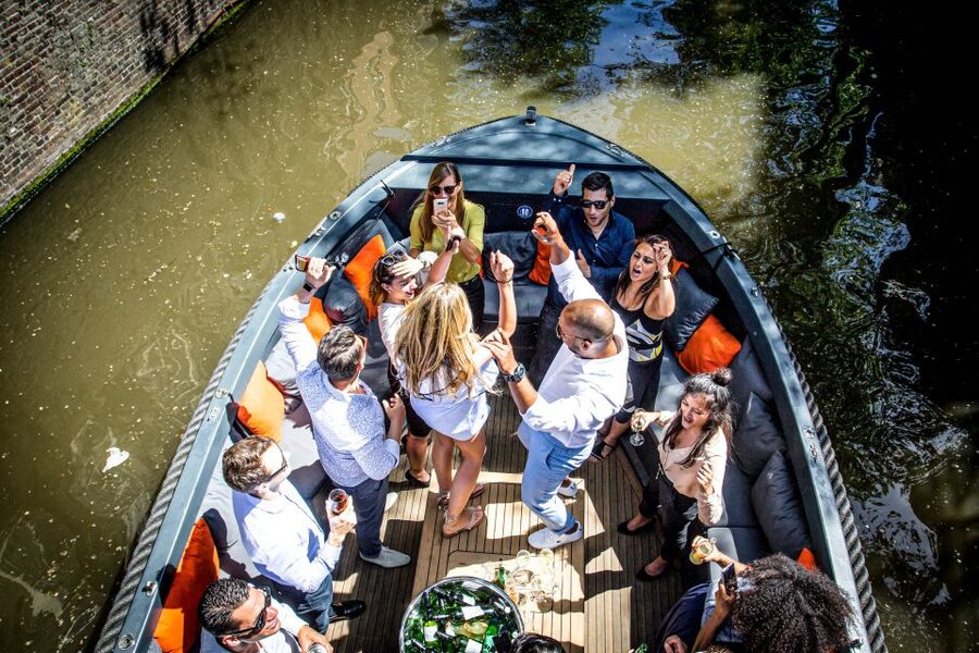 Amsterdam: Canal Belt Private Beer Boat Tour - Who should book this Amsterdam beer boat