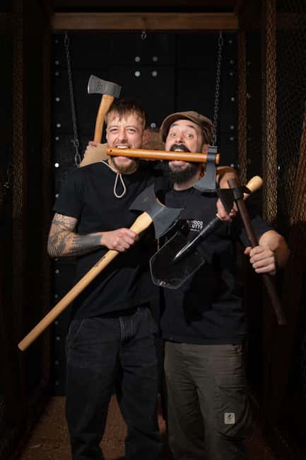 AXE THROWING & CRAFT BEER EXPERIENCE IN COLOGNE - Your first throws and the safety briefing