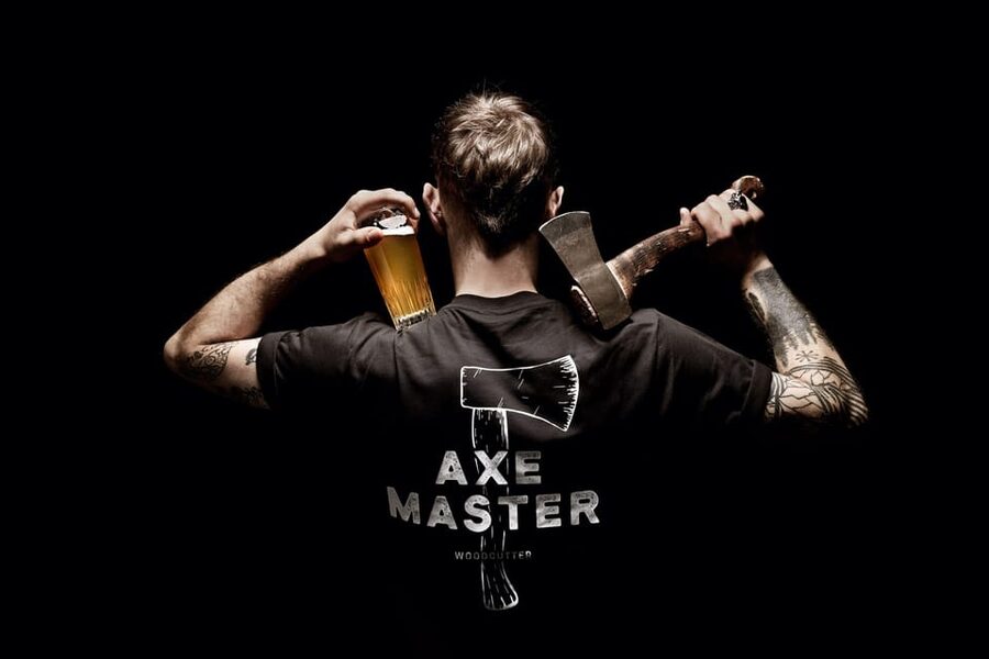 Axe Throwing Experience - Getting started at WoodCutter Brussels