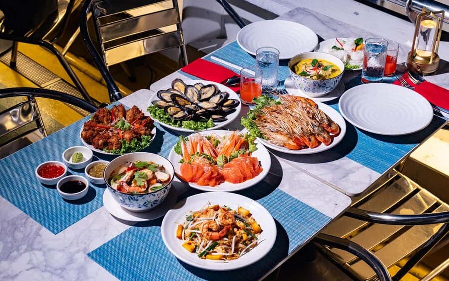 Bangkok: Carnival Dinner Cruise with Free-Flow Beer & Buffet - The buffet: broad choice, mixed expectations