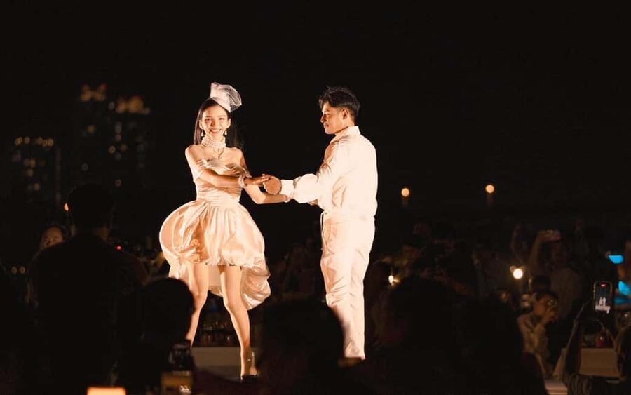 Bangkok: Carnival Dinner Cruise with Free-Flow Beer & Buffet - The upper-deck performance