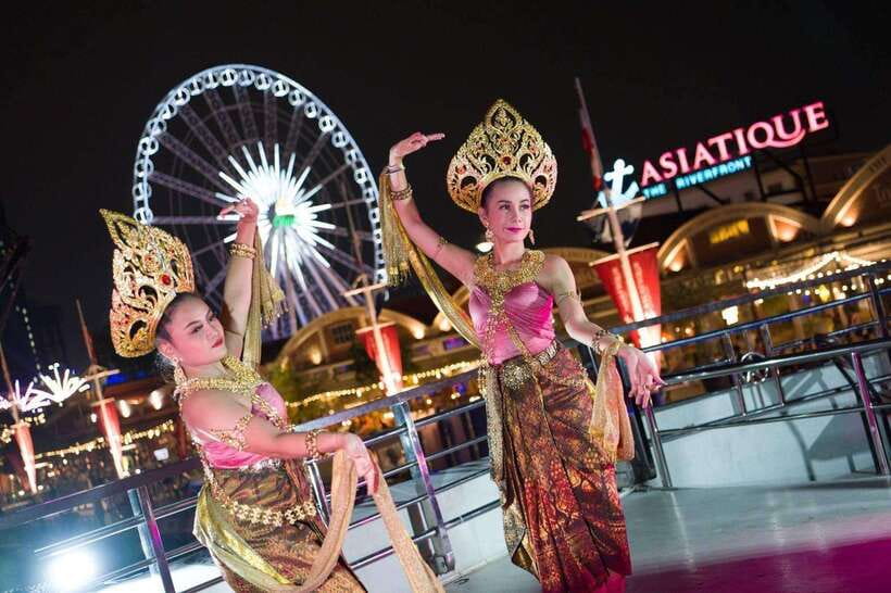 Bangkok: Luxury White Dinner Cruise Free Flow Beer and Wine - Boarding a large dinner boat
