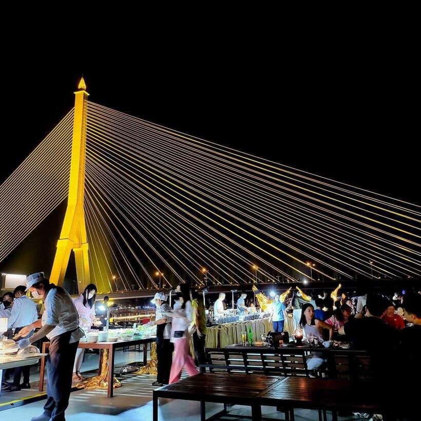 Bangkok: Luxury White Dinner Cruise Free Flow Beer and Wine - Getting to ICONSIAM Pier 4