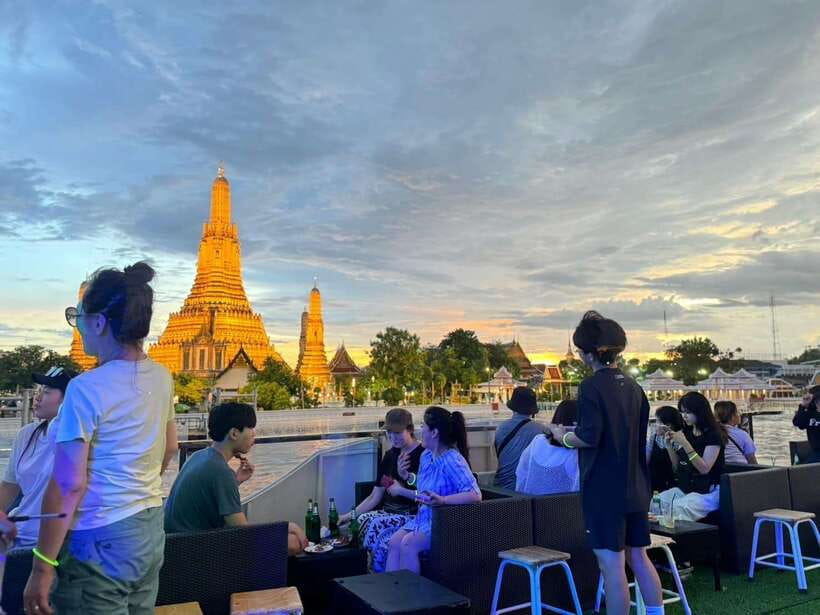 Bangkok: Yodsiam Sightseeing Cruise Snacks & Unlimited Beer - Food, beer, and the onboard mood