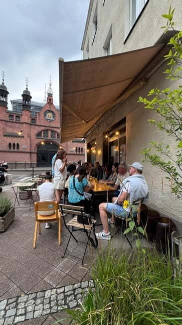 Beer Tales and Tasting in Gdansk in English - Walking past St. Elizabeth and the Old City Hall