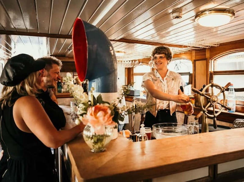 Berlin: 2.5-Hour Beer & Sunset Sightseeing Boat Cruise - East Berlin: Holzmarkt, street art, and Oberbaumbrücke