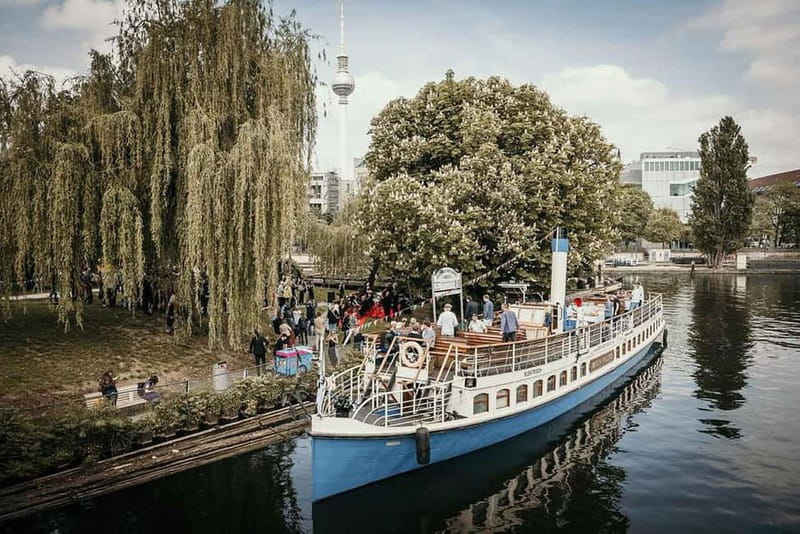 Berlin: 2.5-Hour Beer & Sunset Sightseeing Boat Cruise - Schiffbauerdamm and the government district