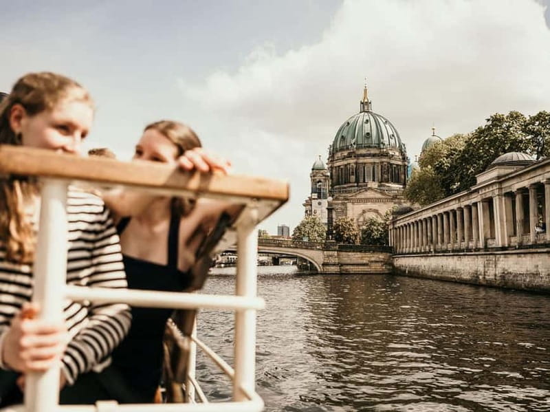 Berlin: 2.5-Hour Beer & Sunset Sightseeing Boat Cruise - Beer, mulled wine, and the onboard bar