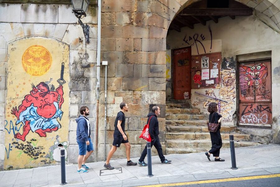 Bilbao: Art District Walking Tour - Walking toward the Guggenheim’s outdoor sculptures