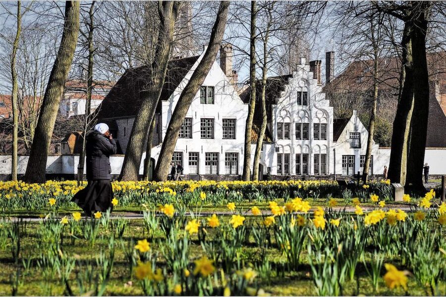 Bruges Beer and Chocolate Walking Tour - Starting in Bruges at Burg Square