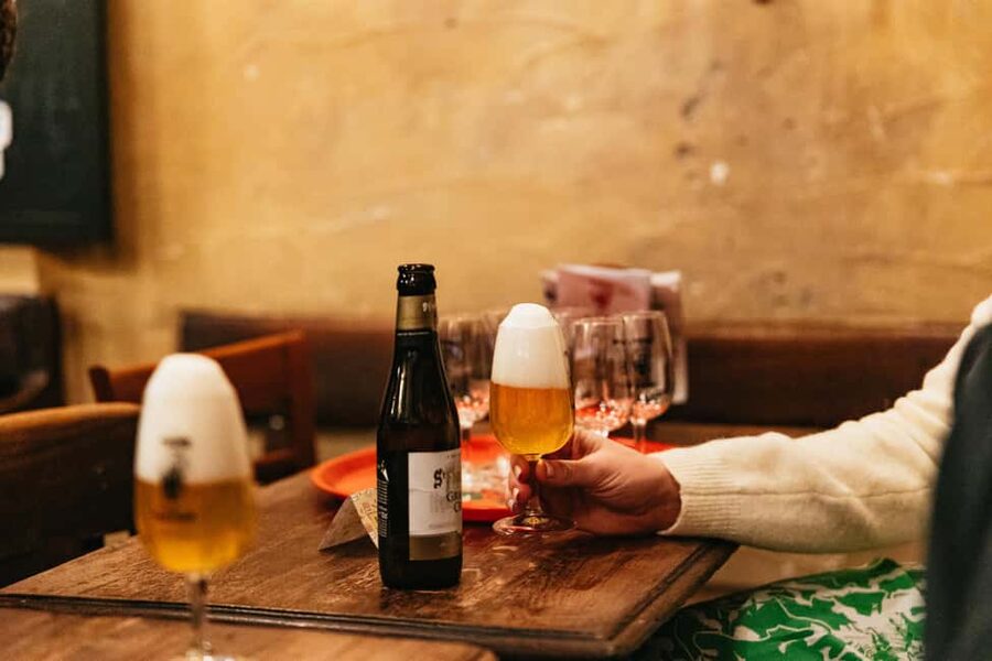 Brussels: Beer Tour with 6 Beers and 3 Chocolate Tastings - Six beers, three chocolates, and local snacks