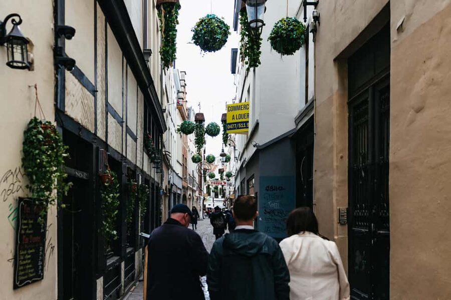 Brussels: Beer Tour with 6 Beers and 3 Chocolate Tastings - The guides are a major part of the value