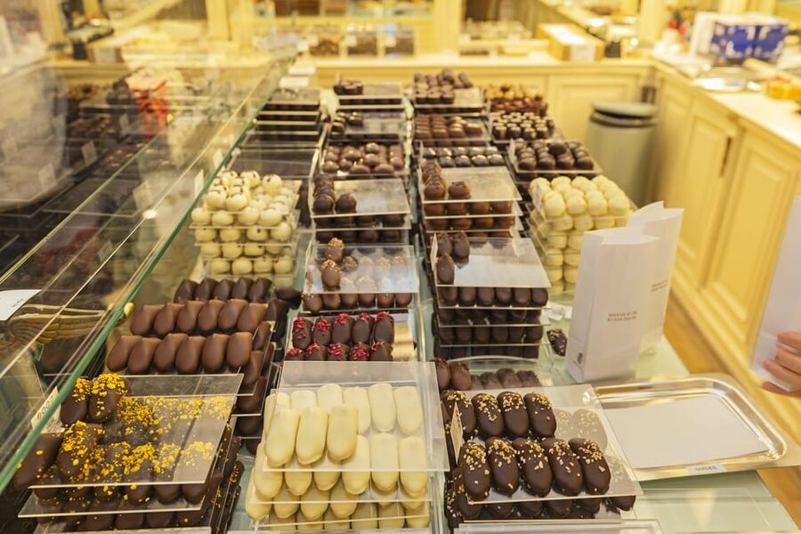 Brussels Food Tour: Main Dish, Beer, Waffle & Chocolate - The guides make the difference