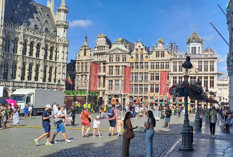 Brussels: Walking Food Tour with Chocolate, Beer, & Waffles - Beer at one of Brussels’ old taverns