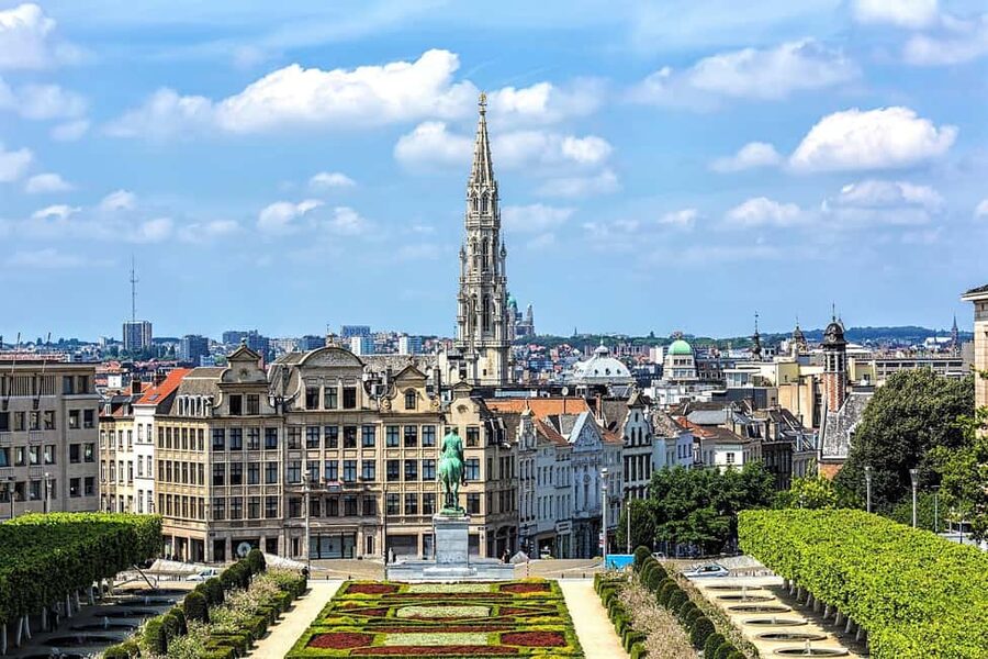Brussels: Walking Food Tour with Chocolate, Beer, & Waffles - Waffle, chocolate mousse, and the final sights