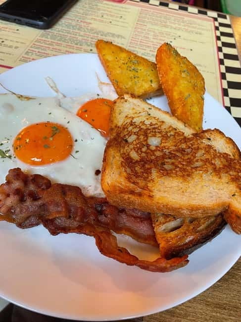 Budapest: 4-hour Bottomless Brunch w/ Cocktails & Craft Beer - The food: familiar American brunch with plenty of comfort