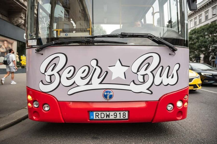 Budapest: BeerBus Sightseeing Tour with unlimited beer - Rolling along Andrássy Avenue