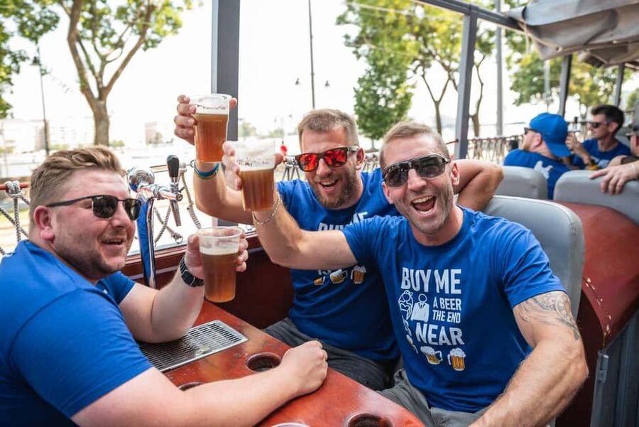 Budapest: BeerBus Sightseeing Tour with unlimited beer - Crossing Chain Bridge