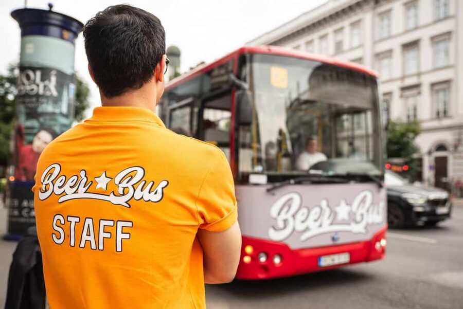 Budapest: BeerBus Sightseeing Tour with unlimited beer - Starting at Bajcsy-Zsilinszky út 18