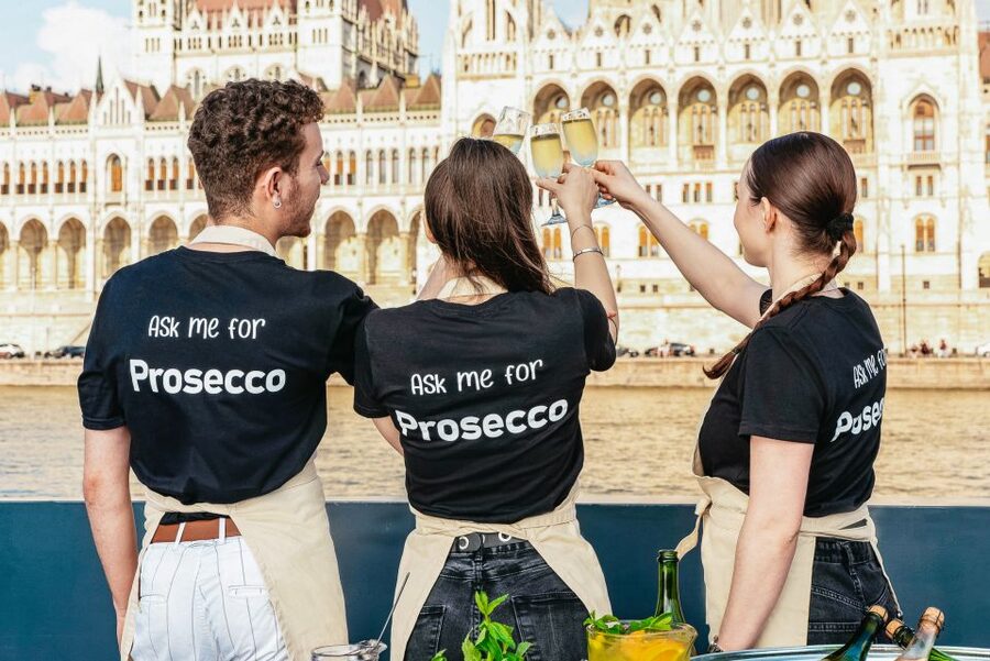 Budapest: Unlimited Prosecco, Beer and Aperol Spritz Cruise - Parliament after dark, and the 10 PM problem