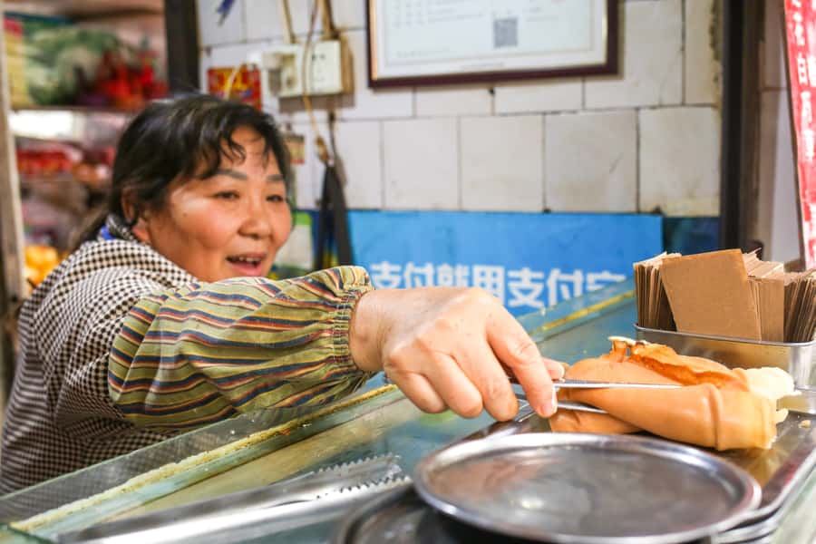 Chengdu: Hidden Dishes and Beers UNESCO Food Evening Tour - Facing Sichuan spice without losing your dinner