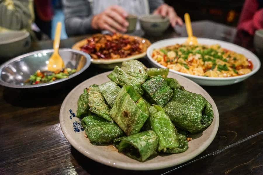 Chengdu: Hidden Dishes and Beers UNESCO Food Evening Tour - Noodles, shared dishes, and the value of variety
