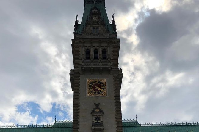 Citybeering - Walk with funny and interesting stories while having local beers - Hamburg Town Hall and Rathausmarkt