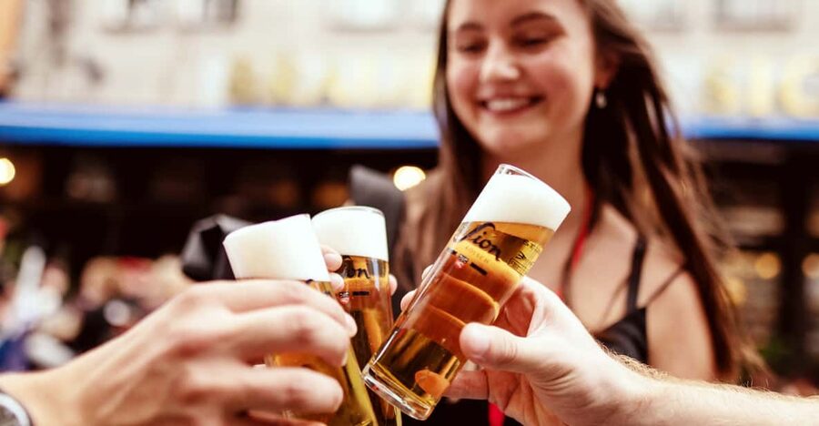 Cologne: Brewery Tour with 3 Kölsch Beer Tastings - Walking through the old town between tastings
