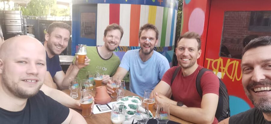 Craft beer tour/beer tour Hamburg - Browsing a shop with more than 250 beers