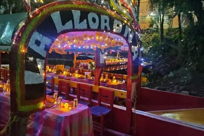 Day of the Dead Night in Xochimilco: Dinner & beer tasting - A respectful mood, not a bright party cruise
