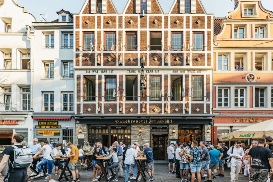 Düsseldorf: Altbier-Safari Beer Walking Tour - Timing, group size, and weather