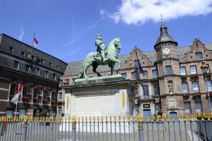 Düsseldorf: Guided Old Town Tour with Beer Break - What the $27 Price Really Buys