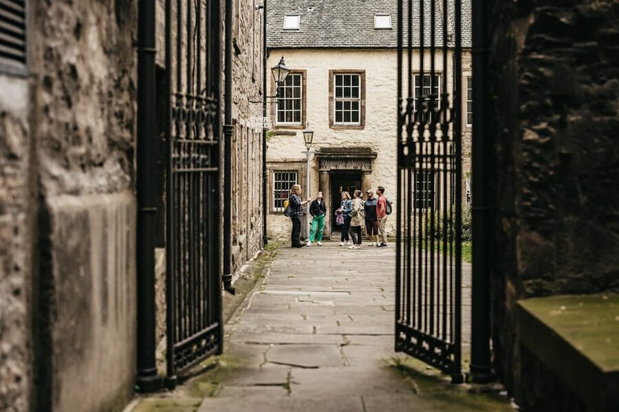 Edinburgh: Pubs and History Guided Walking Tour with Beer - The guides make or break the experience