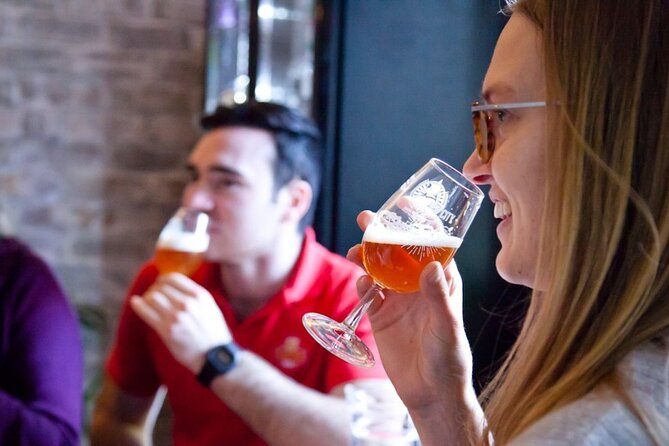 Edinburgh: Pubs & History Walking Tour with Beer Tasting - Canongate and the Charmed Circle