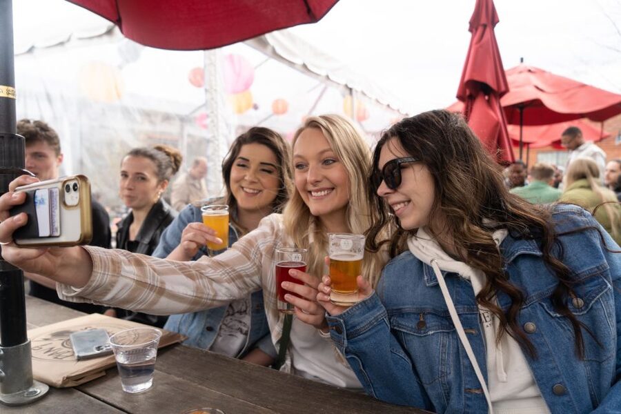 Gettysburg: Beer, Wine, and History Guided Walking Tour - The first drinks and the local pub mood