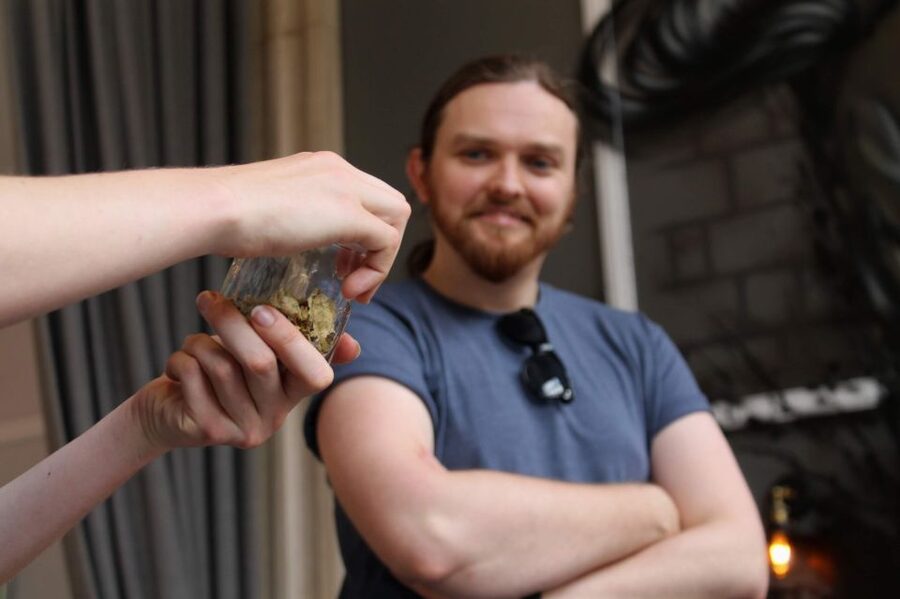 Glasgow: Pubs & History Guided Walking Tour with Beer - Glasgow’s beer story begins in the New Town