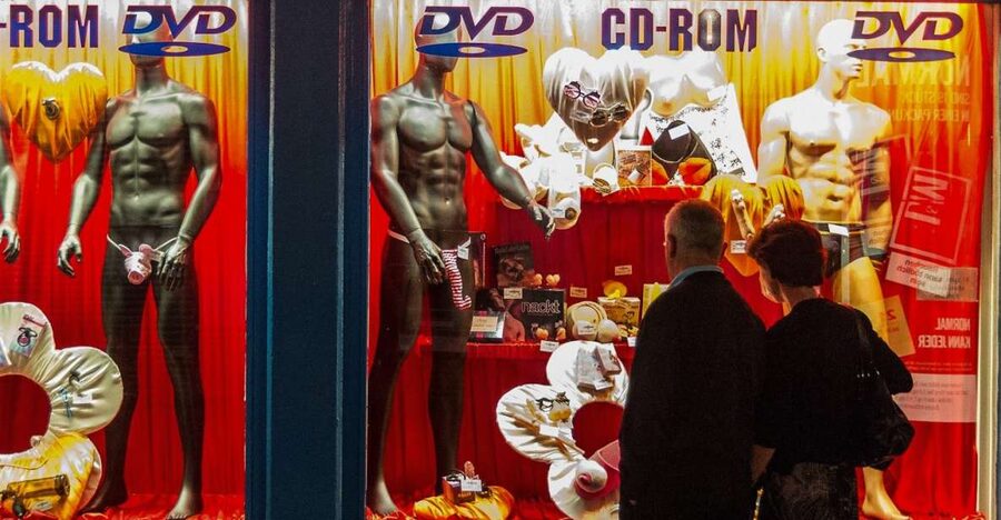Hamburg: St. Pauli Highlights Guided Tour with Beer for 18+ - Spielbudenplatz and the public face of the Reeperbahn