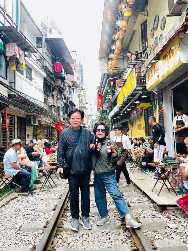 Hanoi Exclusive Craft Beer Bus: Cultural Sightseeing Tour - Starting with banh mi at Hang Da Street