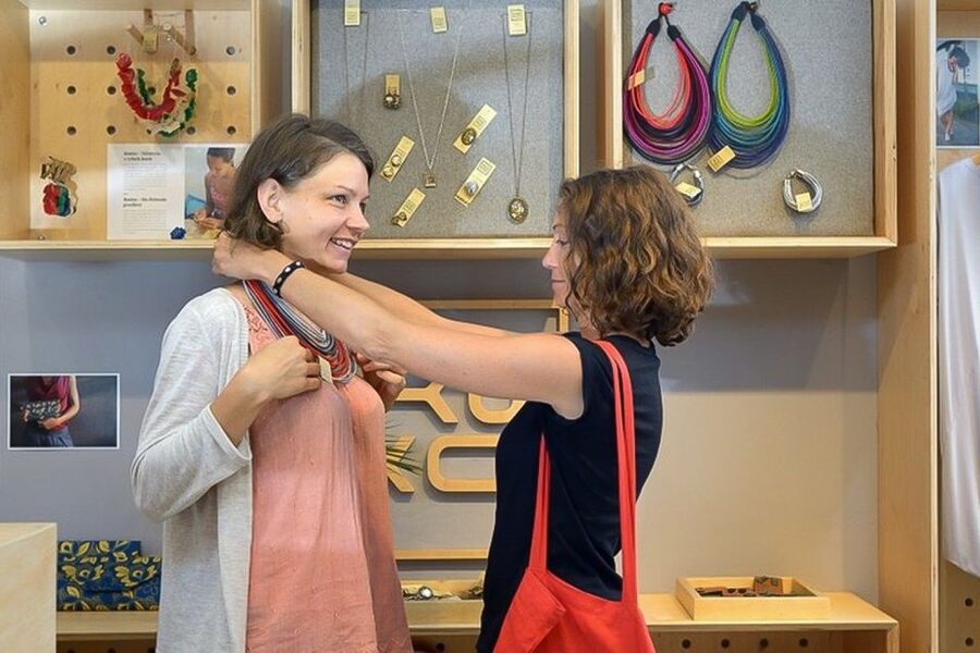 Krakow: Private Shopping Tour with Snacks and Beer Tasting - Guides, group size, and the right pace