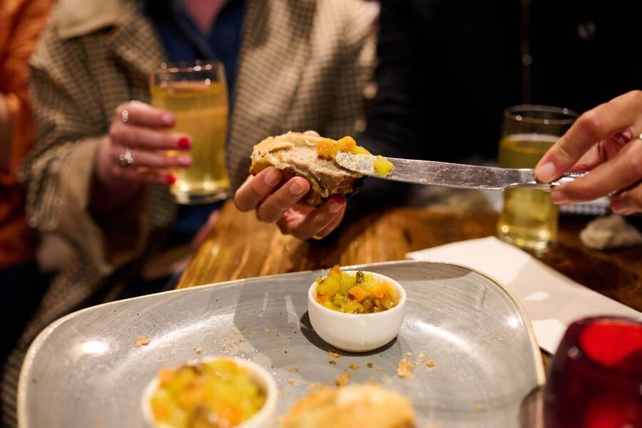 London: Historic Pubs, British Ales & Classic Dishes - Ye Olde Mitre and the first taste of London ale