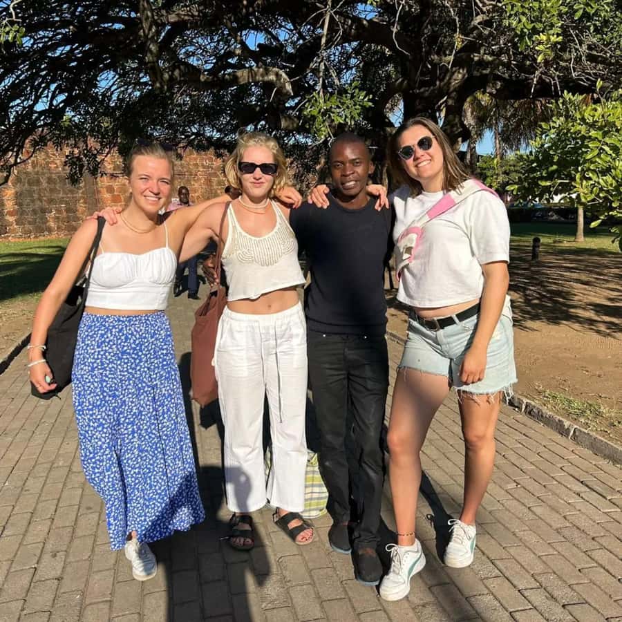 Maputo: Highlights Tour with Local Beer Tasting - The old mosque, Indian quarter, and Coana murals