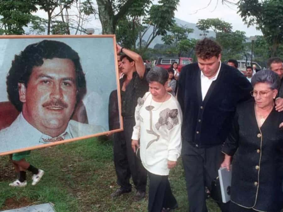 Medellín: Pablo Escobar Tour with beer included - Timing, transport, and comfort