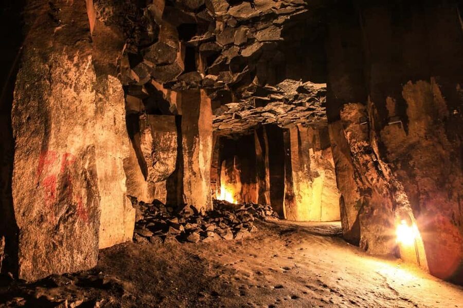 Mendig: Guided tour in the 30m deep volcanic beer cellar - The volcanic story beneath Mendig
