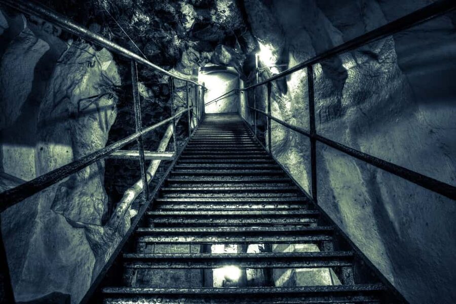 Mendig: Guided tour in the 30m deep volcanic beer cellar - From the Vulkan Shop to 153 underground steps
