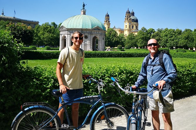 Mini Classic Bike Tour @ 4pm incl. Beer Garden & Surfers 2,5 hrs - Odeonsplatz, the Theatine Church, and the Residenz