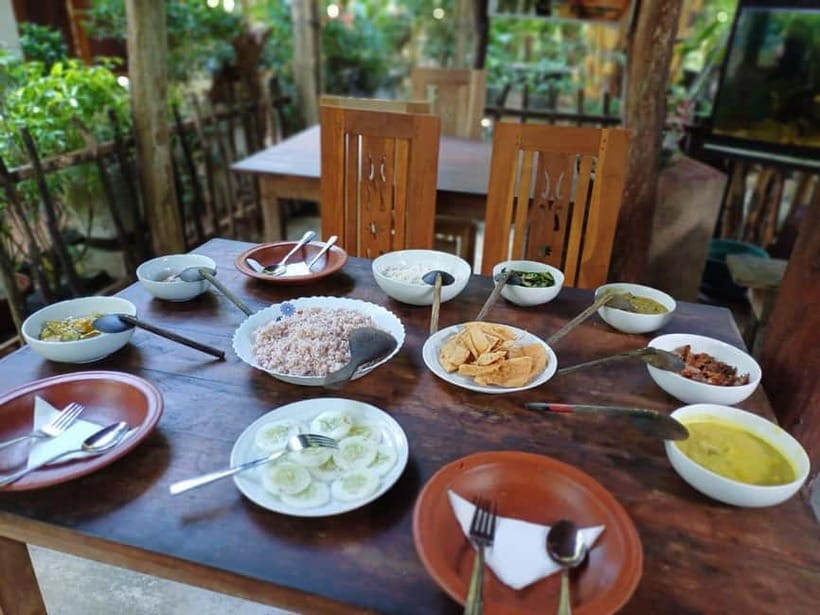 Mirissa: Cooking Class with Beer and Meal - Meeting the chef at Cosmic Power Wood Cottage