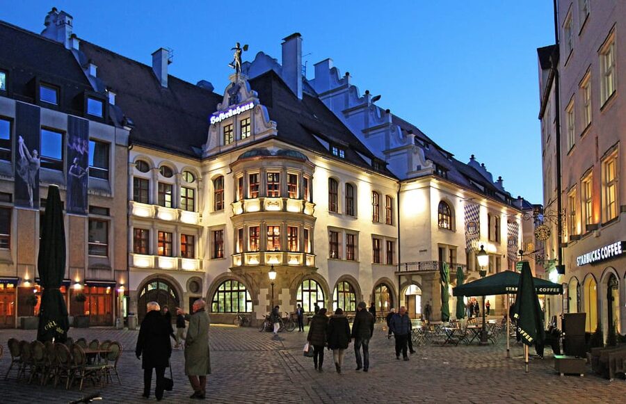 Munich: Food Tour Beer- 3 small beers & "Brotzeit" in GERMAN - Old-town lanes and former brewing houses